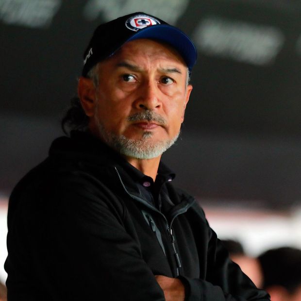 Raúl Gutiérrez, entrenador del Cruz Azul Femenil, en un partido de Liga MX